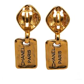 Chanel-Boucles d'oreilles pendantes avec plaque logo dorée Chanel-Doré