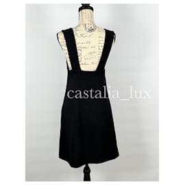 Chanel-Neues schwarzes Tweedkleid mit CC-Knöpfen-Schwarz