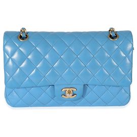 Bolsa com aba forrada média acolchoada azul pele de cordeiro Chanel Azul