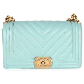 Chanel Mittelgroße Jungentasche aus hellblauem Chevron-Lammleder Blau