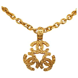 Chanel-Colar Chanel com pingente triplo CC em ouro-Dourado