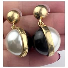 Oscar de la Renta-OSCAR DE LA RENTA Boucles d'oreilles pendantes en plaqué or avec perles en émail noir signées-Multicolore