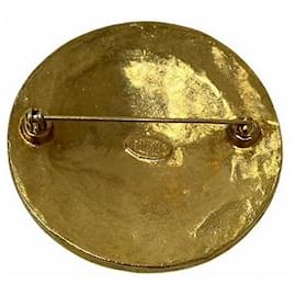 Chanel-Broche Medalhão CC-Dourado