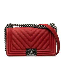 Chanel-Rote Chanel mittelgroße Wildleder-Chevron-Boy-Umhängetasche mit Flap-Rot