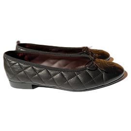 Sapatilhas Chanel CC Cap Toe Bow acolchoadas em couro preto Preto