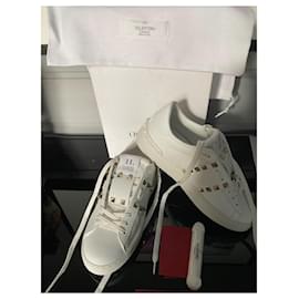 Valentino Garavani-KORB / Valentino Garavani „Rockstud Untitled“-Sneaker aus weißem Kalbsleder-Weiß,Gold hardware