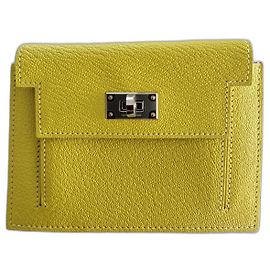 Hermès cartera compacta con bolsillo Kelly Amarillo