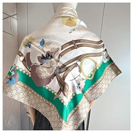 Gucci-Foulard en soie New Panshie à imprimé GG Flora multicolore-Multicolore