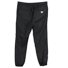 Prada-Pantaloni Prada con logo sul retro in nylon nero-Nero