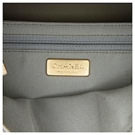 Chanel-Pochette Chanel con patta Chevron con medaglione grigio-Grigio