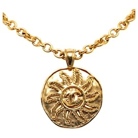 Chanel-Collar con colgante de medallón de sol Chanel CC de oro-Dorado