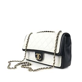 Chanel-Weiße mittelgroße Chanel-Tasche mit zweifarbiger Grafik und Überschlag-Weiß