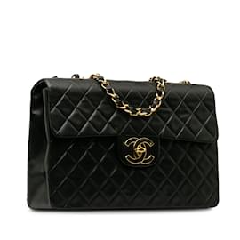 Chanel-Bolsa de ombro preta Chanel Jumbo XL clássica em pele de cordeiro Maxi com aba única-Preto