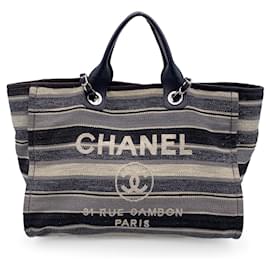 Chanel-Mittelgroße Deauville-Einkaufstasche aus schwarzgrau gestreiftem Canvas-Schwarz