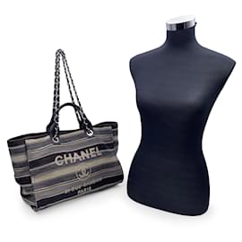 Chanel-Mittelgroße Deauville-Einkaufstasche aus schwarzgrau gestreiftem Canvas-Schwarz