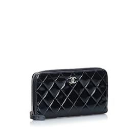 Chanel-Schwarze Chanel CC-Lackleder-Geldbörsen mit umlaufendem Reißverschluss-Schwarz