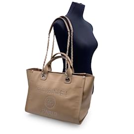 Chanel-Beigefarbene Deauville Tote-Umhängetasche aus Kaviarleder mit Nieten-Beige