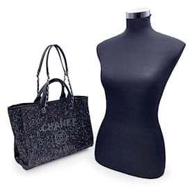Chanel-Mittelgroße Deauville-Einkaufstasche aus schwarzem, glitzerndem Canvas mit Pailletten-Schwarz