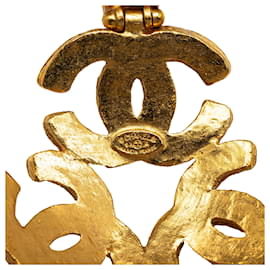 Chanel-Colar Chanel com pingente triplo CC em ouro-Dourado