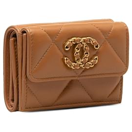 Chanel-Chanel Brown 19 Kompakte Geldbörse mit dreifacher Klappe-Braun