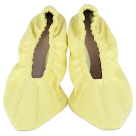 Bottega Veneta-Zapatos de tacón almendrados de plexiglás con purpurina amarilla-Amarillo