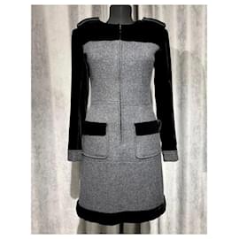 Chanel-Klassisches Kleid mit CC-Knöpfen-Grau