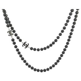 COLAR CHANEL PÉROLAS PRETAS E COLAR COM LOGOTIPO CC PRATA 200 colar de pérolas Preto