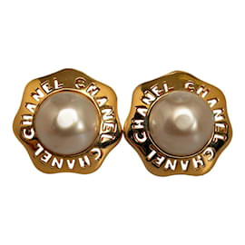 Chanel-Clipe CC com logotipo de pérola falsa em brincos-Dourado
