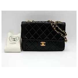 Chanel-Chanel Classic shoulder Flap bag in black quilted lambskin and gold hardware-Black