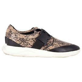 Tênis Christopher Kane com padrão de renda em couro bege Marrom Bege