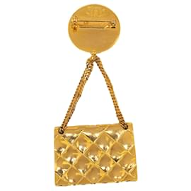 Chanel-Broche con solapa y medallón CC dorado de Chanel-Dorado