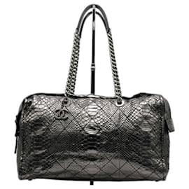 Chanel-Extrem seltene Chanel Boston-Tasche mit schillernder Metallic-Silber-Python-Bowler-Kette-Silber