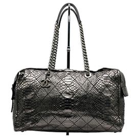 Bolsa Chanel Ultra Rara Iridescente Metálica Prateada Python Bowler Boston Prata