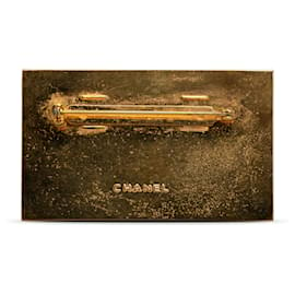 Chanel-Broche com placa de logotipo Chanel Gold CC-Dourado