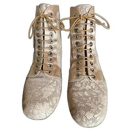 Botins Chanel em couro com renda camélia e seda bege nude ou terracota clara. 38 Bege