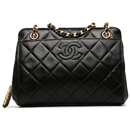 Chanel-Bolsa de ombro Chanel preta acolchoada em pele de cordeiro CC-Preto