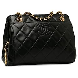 Chanel-Bolsa de ombro Chanel preta acolchoada em pele de cordeiro CC-Preto