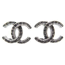 Chanel-NEUF BOUCLES D'OREILLES LOGO CC STRASS METAL ARGENTE + BOITE NEW EARRINGS-Argenté