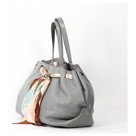 Carolina Herrera-Graue Handtasche von Carolina Herrera mit Einstecktuch-Grau