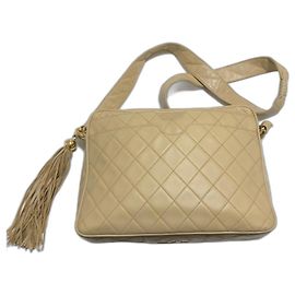 Chanel Bolsa Camera em Couro de Cordeiro Creme Cru