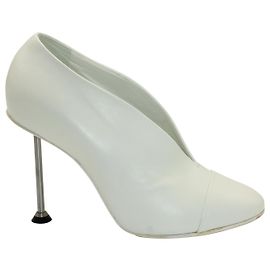 Victoria Beckham Slim Heel Pumps in White Leather White