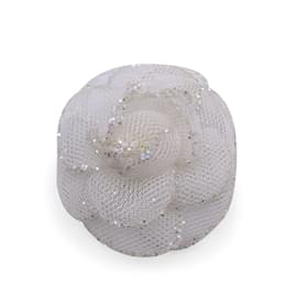 Chanel-Broche de flor de camélia com glitter em tecido branco vintage-Branco