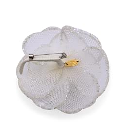 Chanel-Broche de flor de camélia com glitter em tecido branco vintage-Branco