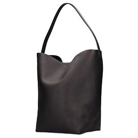 The row A Linha Grande N/Bolsa S Park em Couro Preto