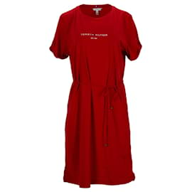 Tommy Hilfiger-Abito a maniche corte con logo Essentials da donna Tommy Hilfiger in cotone rosso-Rosso