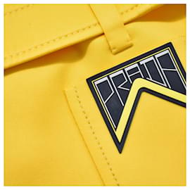 Prada-Afueras-Amarillo