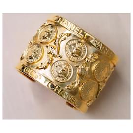 Chanel-VINTAGE 1970Chanel 24K banhado a ouro metal moeda CC logotipos pulseira pulseira-Gold hardware