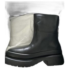 VALENTINO GARAVANI black leather boots Black