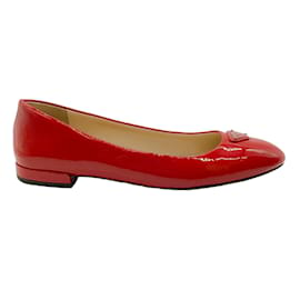Autre Marque-Zapatos planos con logo de charol rojo de Prada-Roja