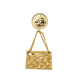 Chanel-Broche CC Chanel com aba acolchoada dourada-Dourado